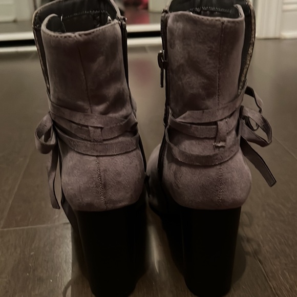 Gray side zip boot w heel size 8 - Picture 4 of 6